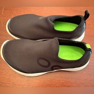 OOFOS women’s black slip-on recovery sneakers